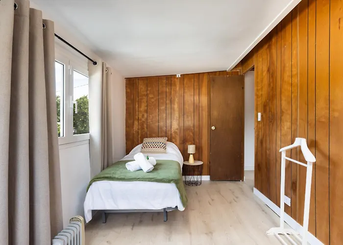 Con Jardin Y Barbacoa En El Centro De La Laguna Chalet